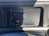 速度やシフト位置などの情報を一画面に表示し、運転に必要な内容を確認しやすいメーターです。表示がまとまっているため、出発前や走行中にも必要な情報を把握しやすくなっています。