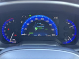 速度や燃料残量など、運転に必要な情報をひと目で確認しやすい配置です。中央の表示部では航続可能距離なども確認でき、走行中の情報把握や給油の計画に役立ちます。