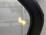 隣車線を走る車両をレーダーで検知し、ドアミラーでは確認しにくい後側方エリアに存在する車両に加え、急接近してくる車両も検知します。車両を検知するとドアミラーに搭載されたLEDインジケーターが点灯します。