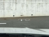 HUD: ヘッドアップディスプレイはドライバーが前方に集中できるよう、ナビや車速情報をフロントガラスに投影するシステムです。