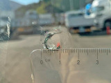 フロントガラス中央下部に飛び石跡があります。