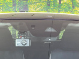 【スマートシティブレーキサポート】低速走行中に前方の車両等を認識し、衝突しそうな時は警報とブレーキで衝突回避と被害軽減をアシスト。より安全にドライブをお楽しみいただけます。