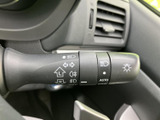 レバーに操作内容を示すマークが記され、運転席から位置を確認しやすい設計です。必要なときに手元で扱いやすく、周囲への合図やライト操作をサポートします。
