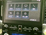 目的地やオーディオ、テレビ、電話などの項目が画面にまとまり、使いたい機能を選びやすい構成です。画面下には操作ボタンや音量調整部も並び、日常の操作をスムーズにサポートします。