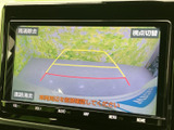 後方の映像にガイド線が表示され、駐車時に車両周辺を確認する目安として活用できます。目視での安全確認とあわせて使えるため、車庫入れをサポートする装備です。