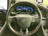 手元に各種スイッチがまとまり、運転姿勢を保ちながら必要な操作へ移りやすい設計です。メーター表示を確認しながら扱えるため、運転中の使い勝手にも配慮されています。