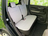 明るいシートカラーで車内に開放感があり、後席には左右に並んで座れるベンチタイプを採用。ドア側から乗り込みやすく、足元にもゆとりを感じます。ご家族や同乗者との移動にも使いやすい空間です。