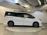 運転席側も電動スライドドアになってます。ショッピングなどでのお買い物時手がふさがっていてもドアに軽く触れるかリモコンで開閉できるので便利です!
