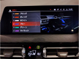 【ⅰドライブナビゲーション】文字情報も鮮明に表示する高解像度カラーディスプレイを採用。視認性に優れた地図デザインと特徴的な建造物を目印にした描写表示で現在位置を把握できます。地図データの更新も可能です