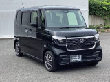 狭い駐車場でも、スライドドアならチャイルドシートへのお子さまの乗降や荷物の積載もスムーズ。