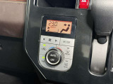 【オートエアコン】「AUTO」スイッチを押すだけで、冷暖房の切り替えや風量、吹き出し口の調整などを自動で行います。