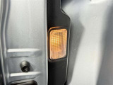 【後席ステップランプ】いずれかのドア開閉に連動して足元を照射。暗い場所での乗り降りをサポートします。