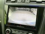 後方の様子を画面で確認でき、駐車時や車庫入れの際に周囲を把握する手助けになります。目視確認と合わせて活用することで、後退時の安全確認をサポートする便利な装備です。
