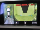 パノラミックビューモニター付きです。車両を上から見たような映像をディスプレイオーディオ画面に表示。運転席からの目視だけでは見にくい、車両周辺の状況をリアルタイムでしっかり確認できます。