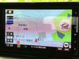 画面上で地図と現在地周辺の道路を確認でき、目的地までの道順を把握する際に役立ちます。見やすい表示で、日常のお出かけ先を探すときにも便利にお使いいただけます。