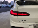 L字型リアコンビランプ:BMWの伝統的なデザインのひとつです。夜間でも誰が見てもBMWとわかる印象的なデザイン。
