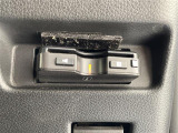 【ETC】有料道路を利用する際に料金所で停止することなく通過できる、ETC車載器(ノンストップ自動料金収受システム機器)が装備されています。セットアップを行うことで利用可能になります。