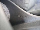 【サイドエアバッグ】 車両側面に衝撃が加わった際に、音響センサーによって瞬時に展開、主に乗員の胸部を保護します。 ※カーテンエアバッグとの併用によってより大幅に安全性を向上させます。