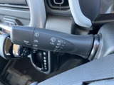 操作内容がレバーに表示されており、運転席から手元で確認しやすい仕様です。雨天時などにも必要な操作を把握しやすく、日々の運転を支えてくれます。