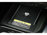 対応のスマートフォンをお持ちであれば置くだけで充電可能なワイヤレス充電器を装備。ケーブルを繋ぐといった煩わしさから解放です♪