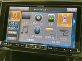 ラジオやディスク、Bluetoothなど、複数の音源を画面から選べるメニューです。アイコンと文字で項目が整理されており、使いたい音源を見つけやすい表示になっています。