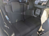 ご家族や友人が乗車する際にも十分な空間を備えたリアシート。普段使いに重宝する座席エリアです。