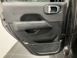 アメリカは安全基準が厳しい国の為、ボディに厚みを持たせ搭乗者を守ってくれる作りになっています。ドアの開閉をした際に「バンッ」という音は守られていることを実感させてくれます。