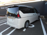 全周囲カメラが付いています。後ろはもちろん隣の駐車ラインまで見れますので車庫入れが簡単で楽しくなりそうです。