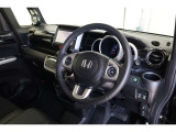 【運転席&助手席】シートは黒を基調にした落ち着いたデザインです。クリーニング済みですので清潔感があり気持ち良く乗っていただけます♪