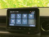 画面にはナビメニューや電話、ラジオなどの項目が並び、タッチ操作で目的の機能を選びやすい表示です。ホーム画面から各メニューを見渡せるため、日常の移動中にも扱いやすい装備です。
