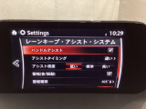 ハンドル操作をアシストすることにより車線からの逸脱回避を支援します。