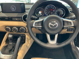 人間工学を駆使して設計された運転席は、ハンドルから手が届きやすい位置にスイッチ類が配置され、ロングドライブなども快適に楽しめます。