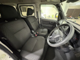 運転席は大きな座面と包み込むような背もたれが身体全体を支えます。上質なシートを採用し長時間の運転やコーナーの多い道も快適です。座ったときの頭上スペースも余裕たっぷりでロングドライブも楽チンです♪
