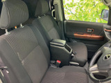 前席はゆったりとした座面と背もたれで、運転席・助手席ともに落ち着いて過ごせる空間です。窓から外の様子を確認しやすく、シートやドア内張りも黒系でまとまり、清潔感のある室内です。
