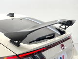 【大型リヤスポイラー】スポーツカーらしさがグッと引き立つ大型リヤスポイラーを装着♪高速走行時のスタビリティ(走行安定性)向上に役立ちます。