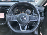 手元にスイッチが備わり、運転姿勢を大きく変えずに各種機能を扱いやすい仕様です。メーターとの位置関係も自然で、日常の運転をサポートします。