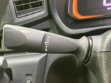 レバー上にワイパーの操作マークが並び、作動内容を確認しやすい仕様です。運転席から手元で扱えるため、雨天時など必要な場面で操作に迷いにくく、日常の運転を支えます。