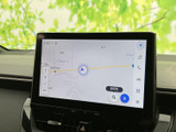 鮮明な地図表示で、目的地への道案内をスムーズに行います。初めての場所でも安心してお出かけいただけます。