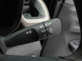 このスイッチはヘッドライトの高さを一定に保つマニュアルレベリング機能で、乗車人数や荷物によってヘッドライトの光軸が上を向き先行車・対向車への眩惑光防止に配慮します。