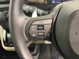 ステアリングにオーディオ操作スイッチが付いています。オーディオ画面に直接タッチしなくても操作が出来ますので、運転に集中できます。