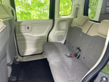 後席は左右に並んで座れるゆとりある設計で、明るい内装が車内を開放的に演出。ドア内張りや足元まで見渡しやすく、同乗者も落ち着けます。