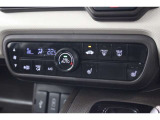 フルオートエアコンが装備されています!お好みの温度設定をするだけでエアコンの風量やモードの切り替えを自動でコントロールしてくれます!ユーザーの操作が少なく燃費走行にもつながります!