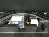 スペアタイヤレス車です。応急セットを搭載しております。