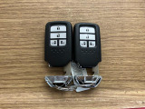 【スマートキー】 スマートキーを携帯していれば、ドアハンドルのボタンを押してロックの解除ができ、パワースライドドアもワンタッチで開閉できます。