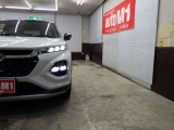 当店では専任のメカニックが大切なお客様のお車を一台一台丁寧に整備いたします。自社認証工場にてリフトアップし下回りまでキッチリ検査いたします。
