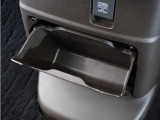 ◆センターロアボックス◆インパネ中央の下部には、ごみ箱としても使用する事ができるセンターロアボックスを装備しております。