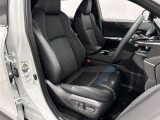 合皮+ファブリックのコンビネシュンシートで運転席はパワーシートで微妙なポジション調整も可能です!