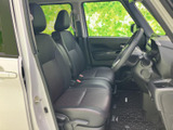 前席は座面と背もたれにゆとりを感じる形状で、運転席からの視界も開けています。落ち着いた色合いのシートと足元の広さが、毎日の移動を快適に支えてくれます。