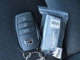 カギを取り出す手間がなく施錠開錠・エンジン始動ができる便利なスマートキーです!荷物で手がふさがっていたり、雨天時にも役立ちます☆