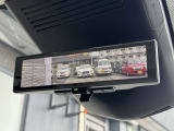 インテリジェントルームミラー☆後席に乗っている人や、大きな荷物を載せていると見にくくなりがちな後方視界。。こちらは車両後方のカメラ映像をミラーに映すので、天候にも影響されないクリアな後方視界を実現☆